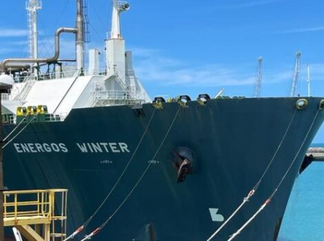 Petrobras conclui negociação de navio regaseificador