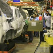 Produção industrial brasileira cai 0,9% em maio, diz IBGE