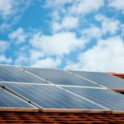 Fonte solar chega a 44 GW no Brasil e ultrapassa R$ 208,2 bilhões de investimentos