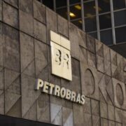 Petrobras contrata novos navios-sondas para campanha de poços na jazida de Roncador